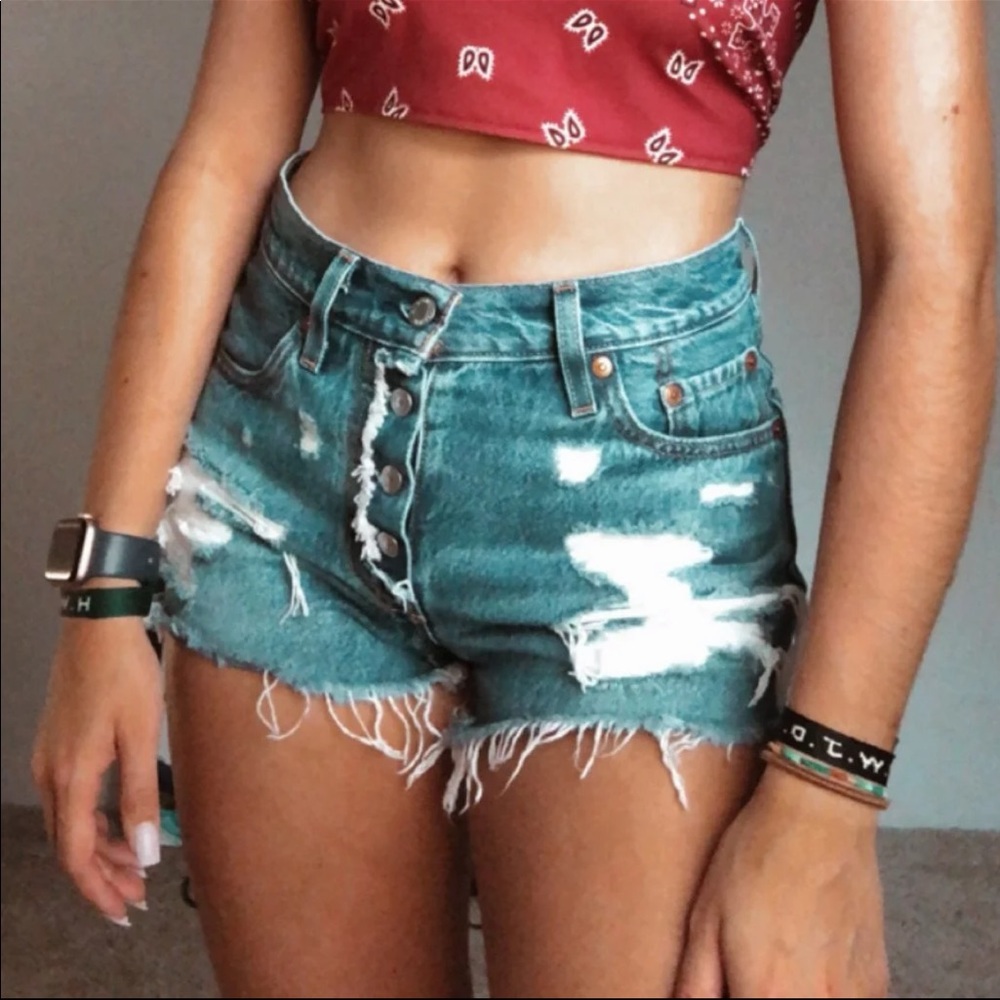 SOLD!! 501 Ripped Levi’s Short 25
